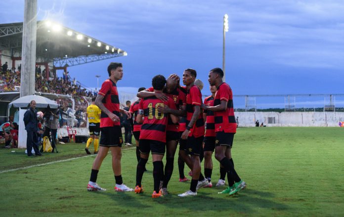 O volante Rafael de Jesus e o centroavante Matheus Lacort marcaram para o Leão Divulgação/Igor Cysneiros/SCR