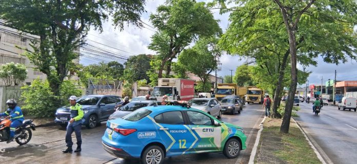 Sinistro de trânsito na Avenida Recife