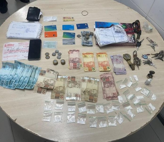 Foram encontrados 30 sacos ziplock contendo substância análoga à cocaína e a quantia de R$ 1.826,00 em espécie. Foto: Divulgação/PMPE
