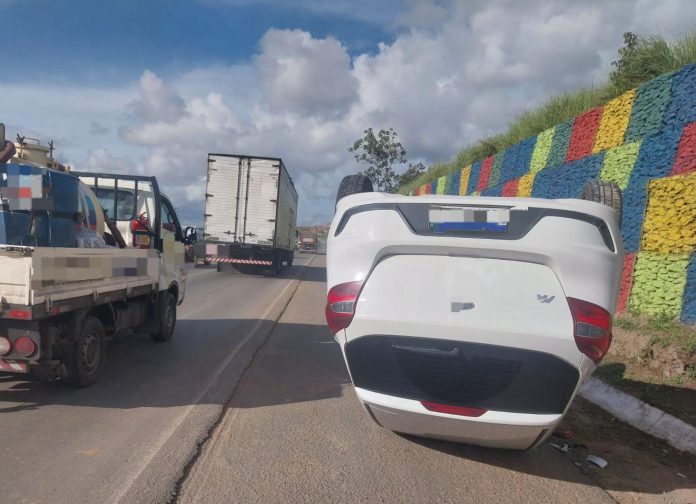 Carro capota na BR-101 Sul, no Cabo de Santo Agostinho