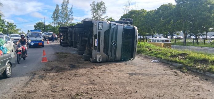 Carreta tomba na BR-101, em Paulista