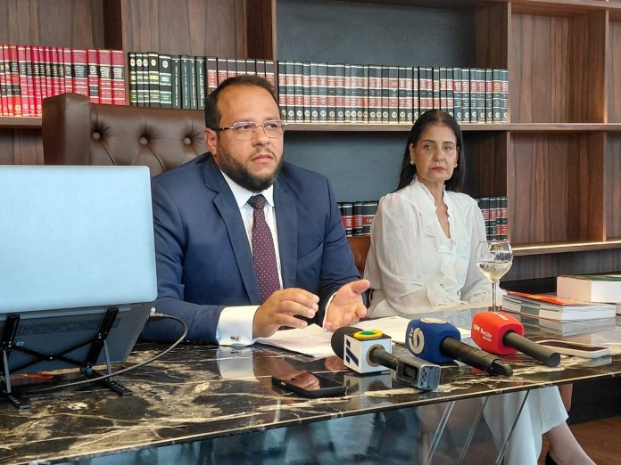 Rafael Nunes, advogado, e Silvia Tavares, denunciante -