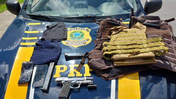 Suspeito de integrar facção é preso durante abordagem da PRF, no Recife, em carro roubado