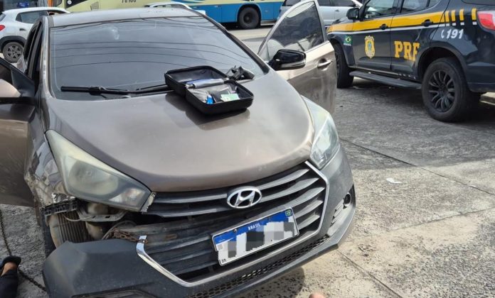 Trio em carro roubado é preso após fuga e colisão em Camaragibe, na RMR