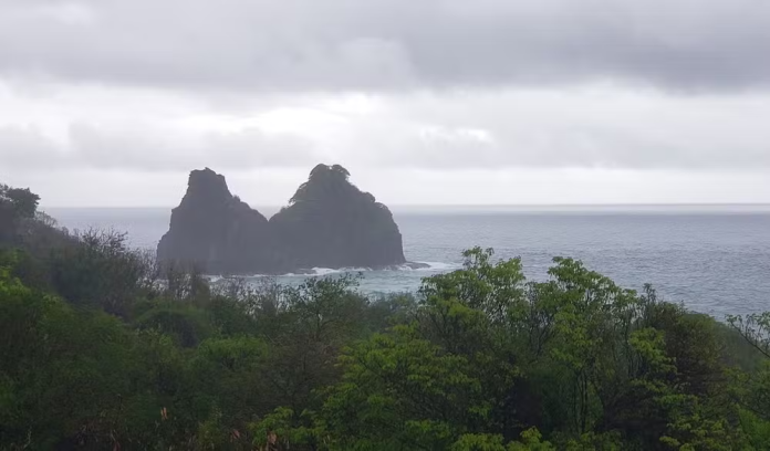 Morro Dois Irmãos, em Fernando de Noronha, em dia de chuva