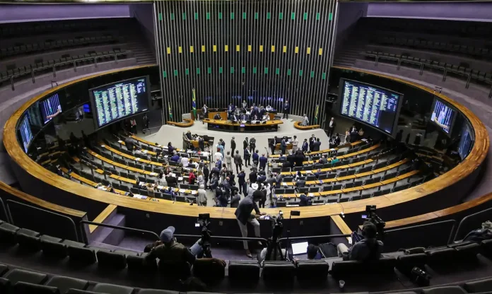Congresso tem até 45 dias para votar PL pelo fim da escala 6x1