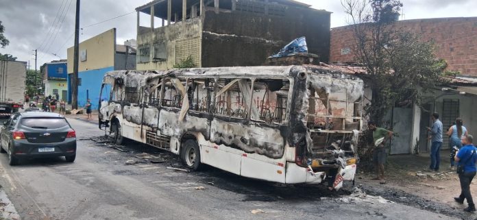 Ônibus pega fogo na BR-101, no Recife; Sindicato dos Rodoviários aponta incêndio criminoso