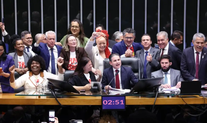 Após aprovação em dois turnos na Câmara, PEC do fim da escala 6x1 vai para o Senado