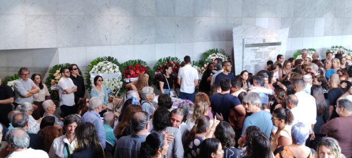Família, amigos e parlamentares acompanham a cerimônia de despedida do deputado. Foto: Marcelle Reis/CBN Recife